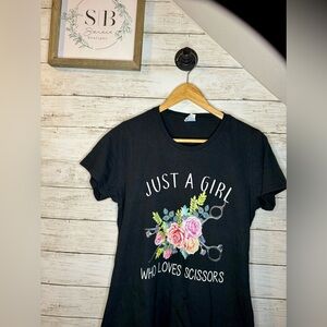 Cute black hairstylist tee “just a girl who loves scissors” size small